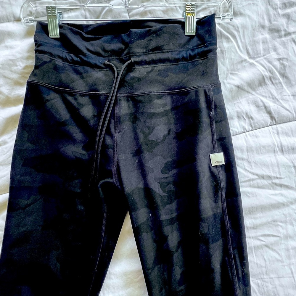 Vuori Dark Camouflage Leggings
